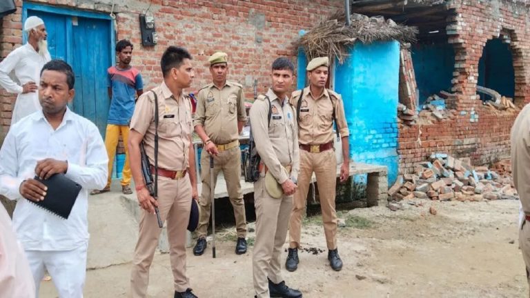 बरेली में अवैध मस्जिद निर्माण को लेकर विवाद, पथराव के वीडियो वायरल: बीजेपी विधायक विरोध में बैठे धरने पर, भारी पुलिस बल तैनात