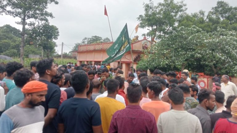 हरा रंग, मस्जिद का चित्र, अरबी में लिखी पंक्तियाँ… देवी मंदिर में घुस गाड़ दिया हरे रंग का झंडा, झारखंड में दुर्गापूजा से पहले ये कैसा उत्पात? हिंदुओं ने दी आंदोलन की चेतावनी