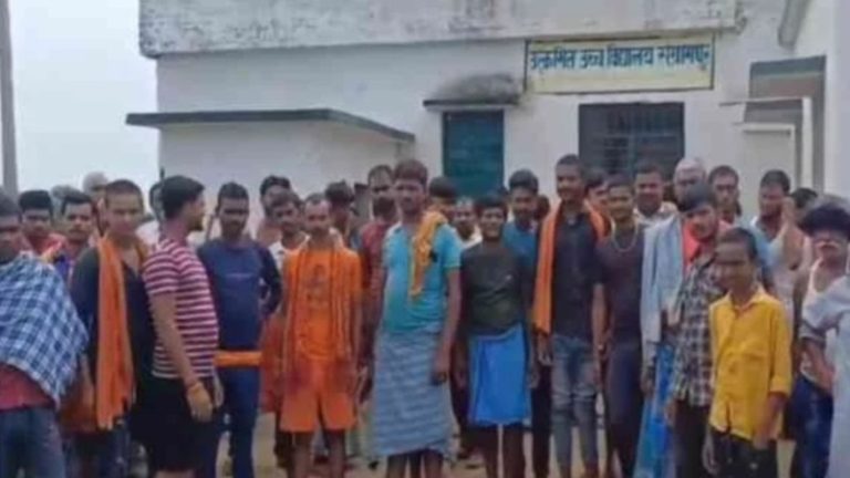 स्कूल में मास्टर अनवारुल दिखाता था बच्चियों को गंदी वीडियो, करता था अश्लील बातें: सजा के नाम पर झारखंड में किया गया दूसरे स्कूल में ट्रांसफर