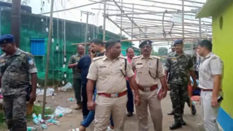 झारखंड में बजरंगबली के मंदिर में फेंका गया माँस, मजीद मियाँ के घर वालों पर आरोप: हिन्दू संगठनों के विरोध के बाद पुलिस ने 4 को किया गिरफ्तार