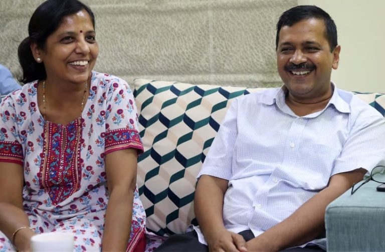 ‘2 दिन बाद दूँगा इस्तीफा, मुख्यमंत्री की कुर्सी पर नहीं बैठूँगा’: केजरीवाल की घोषणा, सोशल मीडिया पर लोग सुनीता केजरीवाल को बना रहे CM
