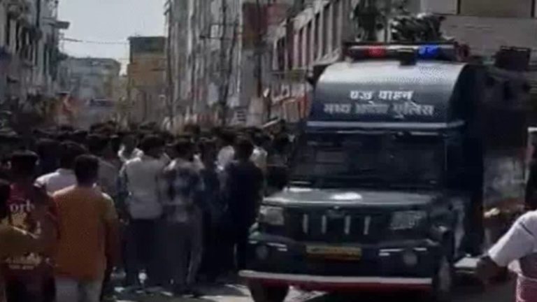 ईद के जुलूस से बजरंग बली के मंदिर पर पत्थरबाजी, श्रद्धालु के घायल होने के बाद मंदसौर की सड़कों पर हनुमान चालीसा: कड़ा एक्शन न होने पर आंदोलन का अल्टीमेटम