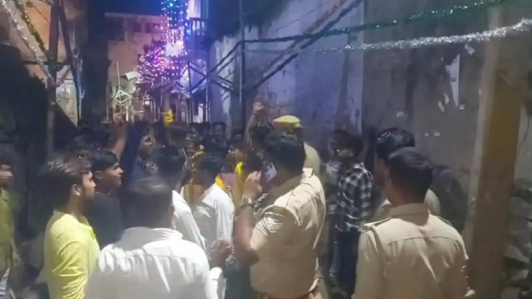 महोबा में गणेश मूर्ति विसर्जन के दौरान पथराव, इस्लामी कट्टरपंथियों ने किया जुलूस पर हमला: बवाल के बाद हिन्‍दुओं ने किया कोतवाली का घेराव