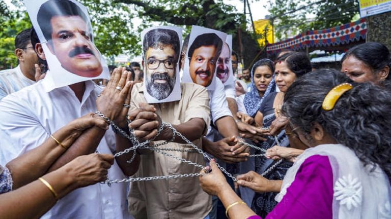 हेयर ड्रेसर से लेकर जूनियर आर्टिस्ट तक, मलयालम इंडस्ट्री में लड़के भी शिकार… अभिनेत्री ने बताया – 11वीं में थी जब अकेले कमरे में ले गया था डायरेक्टर