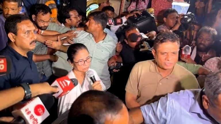 ‘काम पर लौट जाइए, कार्रवाई नहीं करूँगी’ : कोलकाता में धरने पर बैठे डॉक्टरों से CM ममता बनर्जी अचानक मिलने पहुँचीं, प्रदर्शनकारियों ने की नारेबाजी