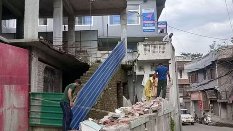 मंडी में मंदिर के ऊपर खड़ी कर दी अवैध मस्जिद: हिंदुओं का दावा, निर्माण के लिए मुस्लिमों ने पाँच गुना जमीन कब्जाई; शिमला की एक और मस्जिद को भी सील करने की माँग