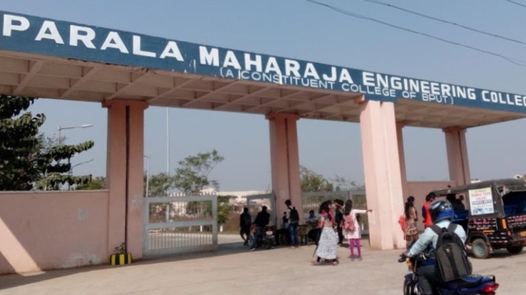 सरकारी कॉलेज के हॉस्टल में 7 छात्रों ने पकाया ‘बीफ, किए गए निष्कासित, बजरंग दल-VHP ने की FIR की माँग: ओडिशा के बहरामपुर की घटना