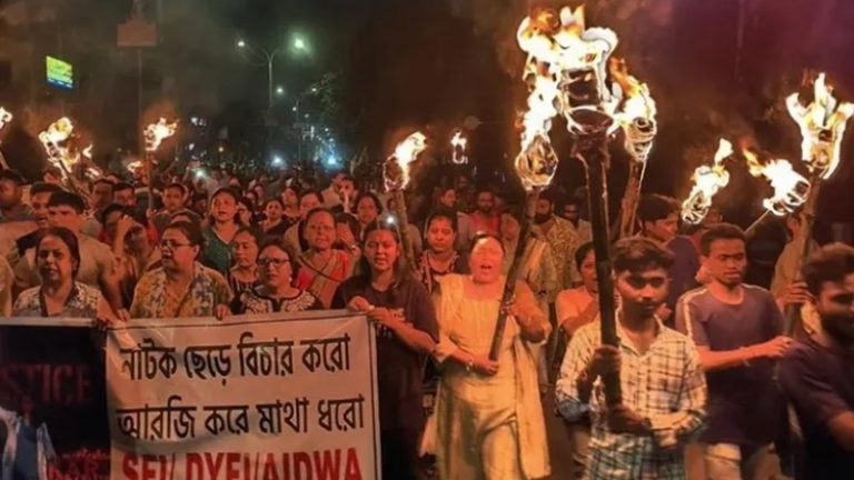 इस माँ ने ‘बेटी बचाया भी-बेटी पढ़ाया भी’ पर अब नहीं मनाएगी दुर्गा पूजा, क्योंकि बंगाल में पहले उसकी बेटी के जिस्म को नोंचा फिर मार डाला