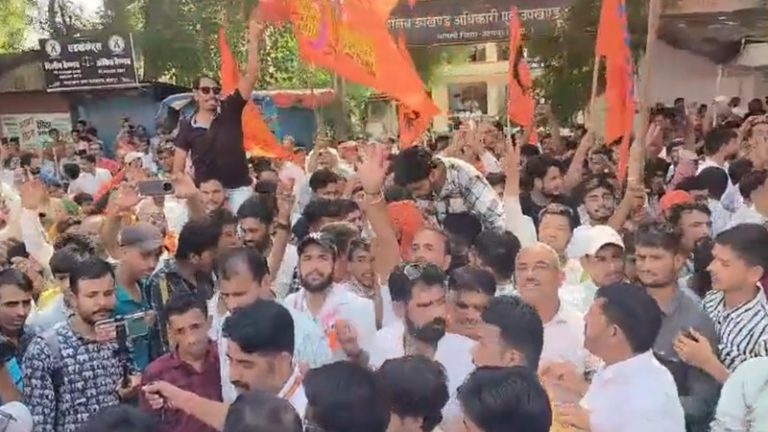 मदरसे की जमीन का आवंटन रद्द करवाने सड़क पर उतरे हिंदू, विरोध में उदयपुर के कई बाजार बंद: रजस्थान की कॉन्ग्रेस सरकार ने दिखाई थी ‘मजहबी दरियादिली’