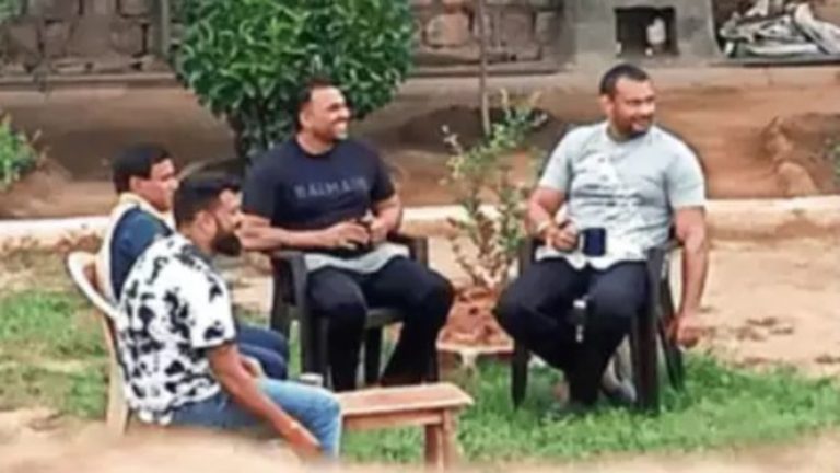 चाकू, मोबाइल, कैश, स्टोव, सिगरेट-बीड़ी… छापेमारी के बाद दूसरी जेल में शिफ्ट हुआ कन्नड़ अभिनेता दर्शन: मिल रही थी VIP सुविधाएँ, फैन को तड़पा-तड़पा कर मार डाला था