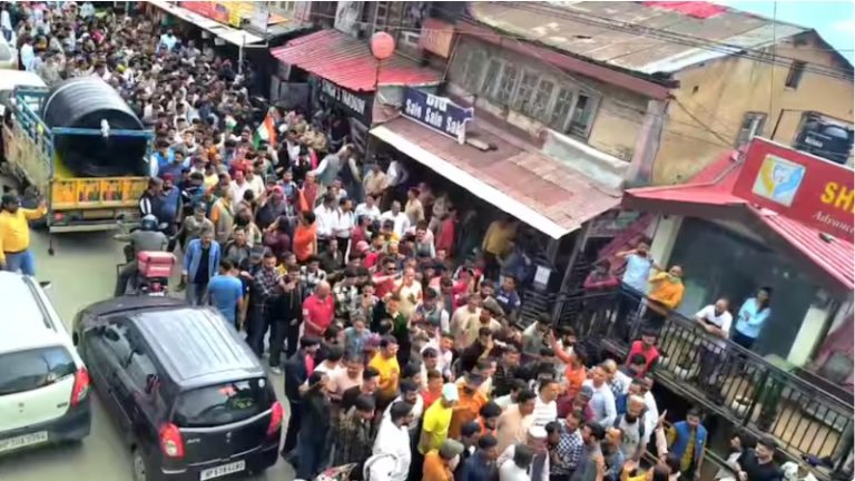 शिमला में अवैध बनी 5 मंजिला मस्जिद के खिलाफ हिंदुओं का प्रदर्शन: कॉन्ग्रेस सरकार में मंत्री बोले- यहाँ महिलाओं का चलना मुश्किल, हो रहा लव जिहाद