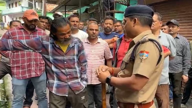 देवभूमि उत्तराखंड में नाबालिग लड़की के साथ अश्लीलता, चमोली का सैलून संचालक आरिफ फरार: नाराज़ लोगों ने निकाली आक्रोश रैली, दुकान में तोड़फोड़
