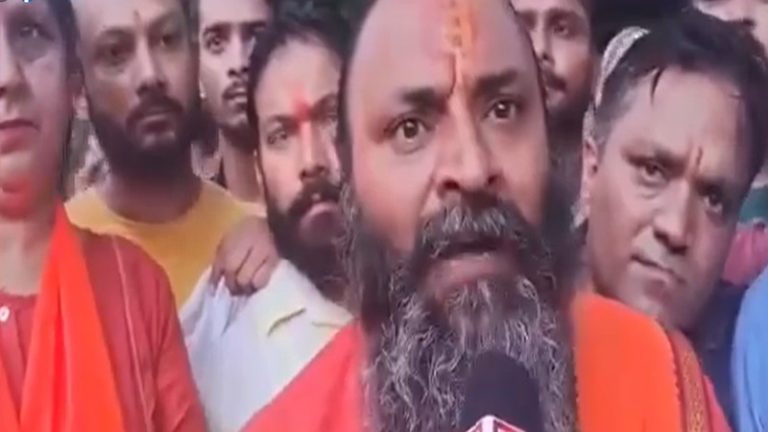 एक पैर नाबालिग लड़की की जाँघ पर रखा, दूसरा प्राइवेट पार्ट पर… जूते दिखाने के बहाने ले गया था दुकानदार उमर कुरैशी, देहरादून पुलिस ने किया गिरफ्तार