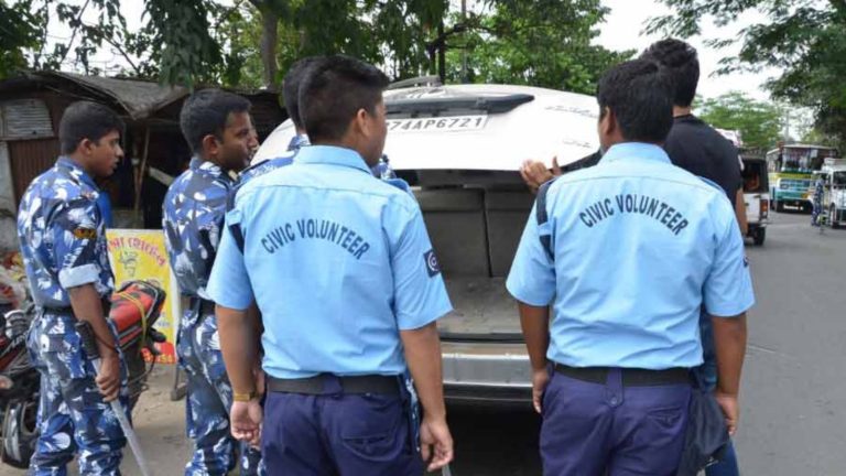 एक डॉक्टर की रेप-हत्या में गिरफ्तार, दूसरे ने शराब पीकर घुसाई बाइक, तीसरे ने जज के ही चुरा लिए पैसे… क्या है ममता बनर्जी का ‘सिविक वालंटियर’, कैसे अपराध बनी पहचान?