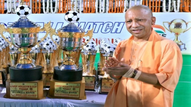 UP के 57000 ग्राम पंचायतों में खेल का मैदान, 18 कमिश्नरियों में एक-एक फुटबॉल मैदान: CM योगी ने ‘खेलो इंडिया’ का रखा लक्ष्य, 825 विकास खंडों में मिनी स्टेडियम