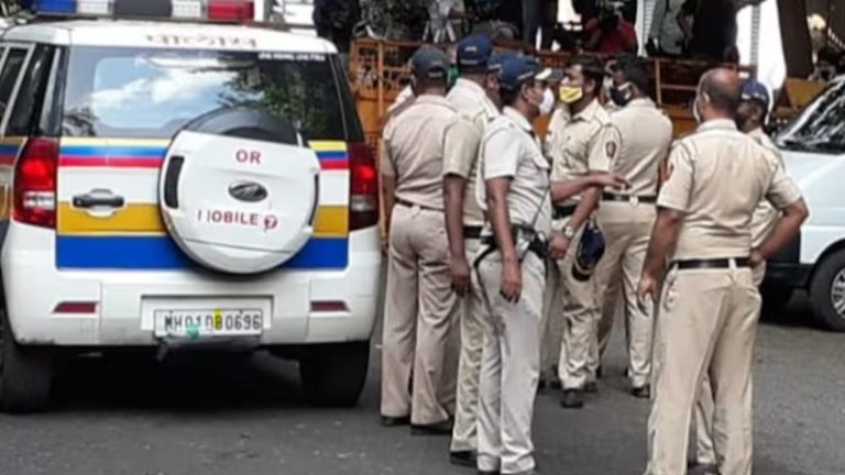 किराएदारों पर रखें खास ध्यान, ड्रोन-हॉट बलून हवा में न उड़ाएँ… नवरात्रि से पहले मुंबई में हाई अलर्ट, चप्पे-चप्पे पर पुलिस तैनात