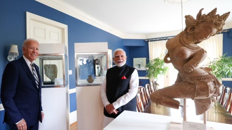 4000 साल पुरानी वस्तुएँ, 10वीं सदी की अप्सरा और भगवान की प्राचीन प्रतिमा: अमेरिका भारत को फिर लौटाएगा 297 पुरावशेष और कलाकृतियाँ, PM मोदी ने दिया धन्यवाद