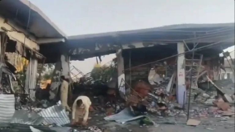 पाकिस्तान में जमीन के लिए भिड़े शिया और सुन्नी… अब तक 37 लोगों की मौत, सैंकड़ों घायल: दोनों और से चल रही ताबड़तोड़ गोलियाँ, जुलाई में हुई थी 35 की मौत