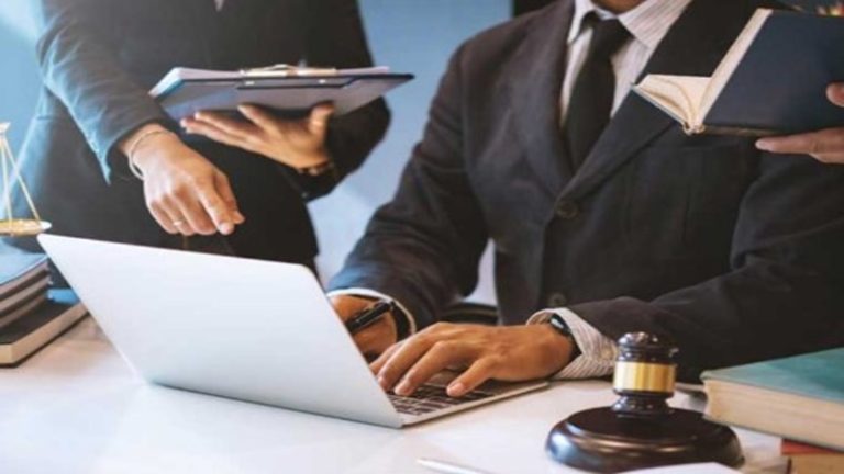 सुनवाई के दौरान वकील ने उतार लिए कपड़े, गंदे-गंदे इशारे भी किए: एडवोकेट टीके अजान की ‘नग्नता’ से शर्मसार हुआ केरल का कोर्ट, FIR दर्ज