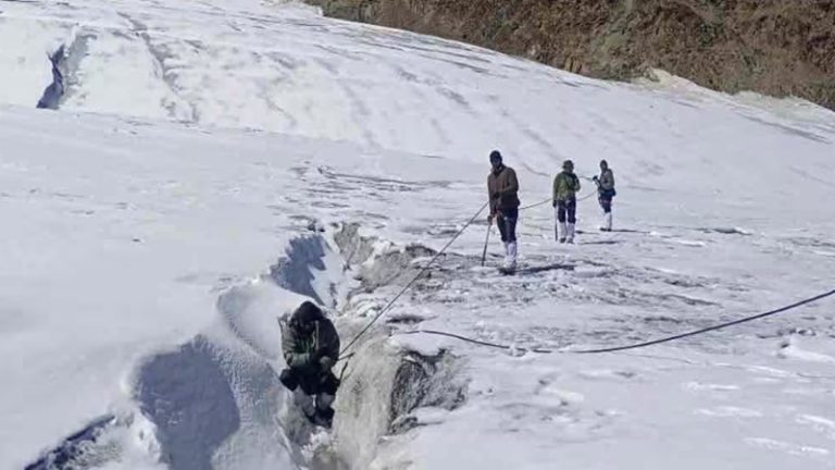 17000 फीट की ऊँचाई पर 17 किमी पैदल चले ‘डोगरा स्काउट्स’ के जवान, ग्लेशियर में खुदाई… जानिए UP के मलखान सिंह से लेकर केरल के थॉमस चेरियन का शव 56 साल बाद कैसे आया घर