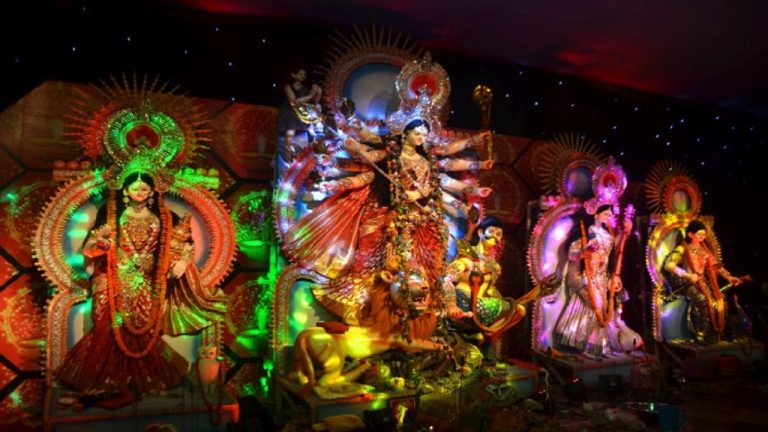 बांग्लादेश की राजधानी में दुर्गा पूजा के पंडाल पर बमबारी, पेट्रोल बम फेंककर इस्लामिक कट्टरपंथियों ने फैलाई दहशत: नवरात्रि में हिंदुओं पर हमलों के 35 मामले, 17 गिरफ्तार