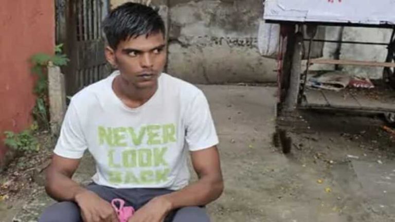 शिव कुमार तिवारी का बेटा है सोनू, लेकिन आधार कार्ड में बना दिया ‘फिरोज अंसारी’: माँ-मामा ने किया ‘खेला’, अब दस्तावेज ठीक कराने को काट रहा चक्कर