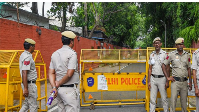 दिल्ली में क्यों लगी 163, कालकाजी मंदिर के पुजारी को क्यों जाना पड़ा सुप्रीम कोर्ट: BNSS की उस धारा के बारे में जानिए सब कुछ जो रामलीला में बन रहा था अड़ंगा