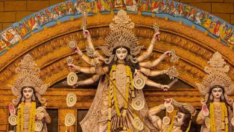 कहीं तोड़ी माँ की मूर्ति, कहीं पंडाल में फेंके पेट्रोल बम: भारत से बांग्लादेश तक दुर्गा पूजा में इस्लामी कट्टरपंथियों ने हिंदू आस्था पर किया हमला, पढ़ें 10 घटनाएँ