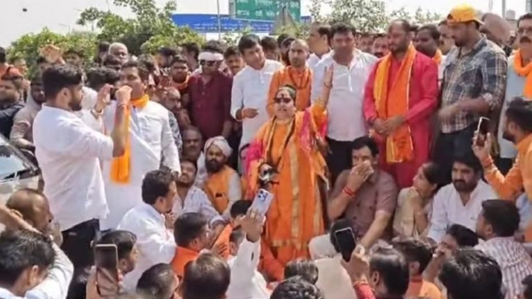 पंचायत के लिए डासना मंदिर जा रहे हिन्दुओं पर लाठीचार्ज; गाजियाबाद पुलिस का कड़ा पहरा: भाजपा MLA ने कमिश्नर को बताया तानाशाह