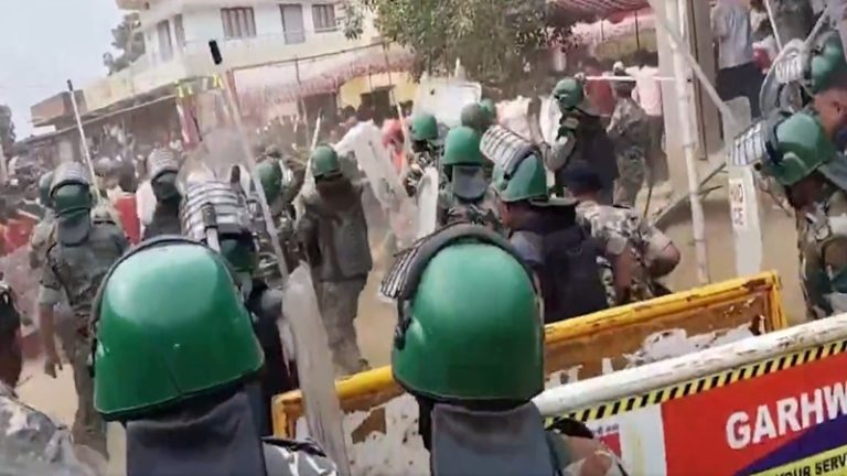 गढ़वा में कट्टरपंथियों ने रोकी माँ दुर्गा की विसर्जन यात्रा, बवाल के बाद झारखंड पुलिस ने दागी गोलियाँ और आँसू गैस के गोले: हिंदुओं ने लगाया मुस्लिमों की तरफदारी का आरोप