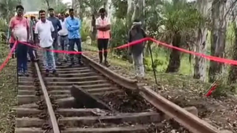झारखंड में रेलवे ट्रैक को बम से उड़ाया, कानपुर में पटरी पर रख दिया आग बुझाने वाला सिलेंडर: लोको पायलट की सतर्कता से बड़ा हादसा टला