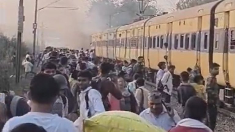 रोहतक से दिल्ली जा रही पैसेंजर ट्रेन में धमाका, आग लगने से 4 झुलसे: CCTV फुटेज से जाँच शुरू, विस्फोट के लिए सल्फर और पोटाशगन का हुआ इस्तेमाल