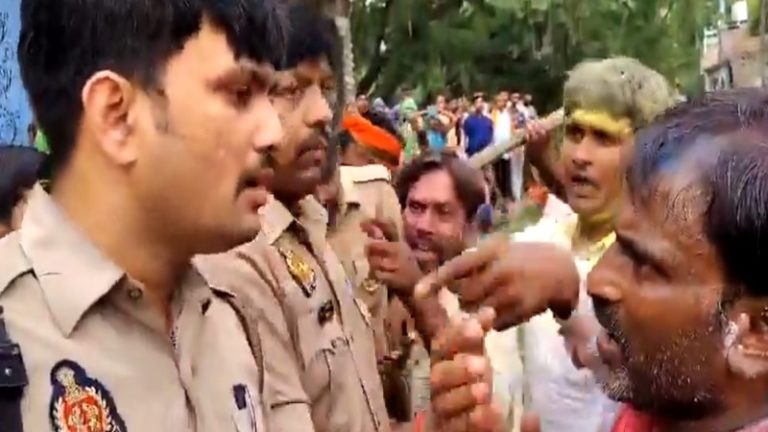 माता रानी को मारी लात, मूर्ति पर थूका: कौशांबी में दुर्गा विसर्जन के दौरान मुस्लिम भीड़ ने तलवार लेकर किया हमला, महिला श्रद्धालुओं की रोते हुए वीडियो वायरल