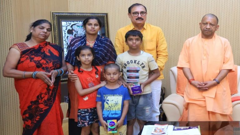 UP सरकार देगी ₹10 लाख, मकान, बच्चों की पढ़ाई का खर्च… मोहित पांडेय के परिवार से मिले CM योगी: जानिए क्या है 600 रुपए का विवाद जिसमें कारोबारी की तड़पते हुए लॉकअप में गई जान