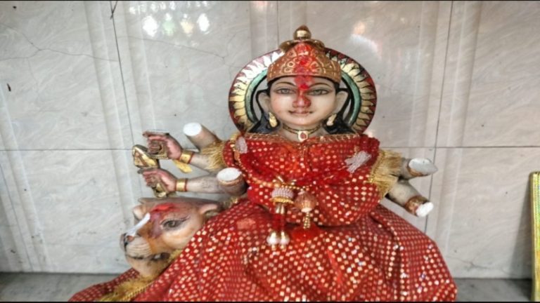 लखनऊ के नीलमाथा मंदिर की दुर्गा प्रतिमा को मशीन से काट किया खंडित, बवाल के बाद पुलिस तैनात: मांस फेंकने पर इससे पहले अलीमा हुई थी अरेस्ट महिला