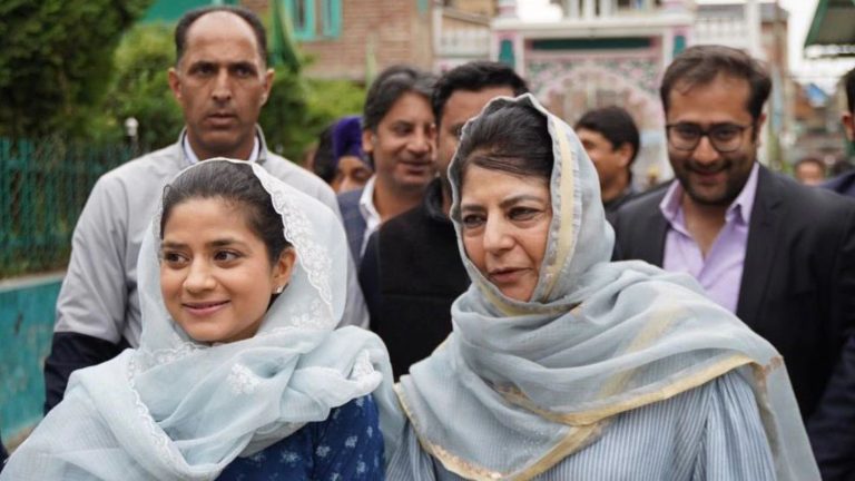 जलने से पहले ही जम्मू-कश्मीर की जनता ने बुता दी वंशवाद की एक रोशनी, ‘गोदी मीडिया’ का टैग बाँट सेकुलर गैंग की बनी थी लाडली: जानिए कौन है इल्तिजा मुफ्ती