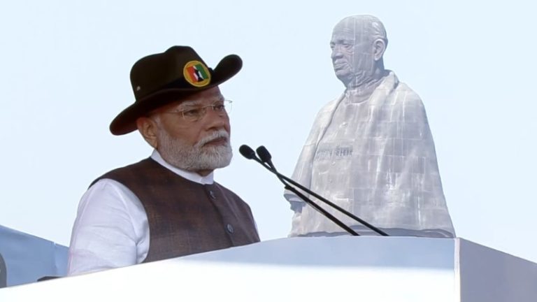 राष्ट्रीय एकता दिवस पर PM मोदी ने सरदार पटेल को दी पुष्पांजलि: NSG सहित सशस्त्र बलों की परेड की सलामी ली, कहा- देश को एकजुट करने में उनका बड़ा योगदान