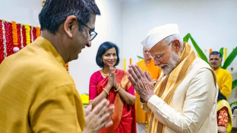जज और CM/PM के बीच न हो मीटिंग तो लटक जाएँगे काम: गणेश पूजा की तस्वीर में ‘डील’ खोजने वाले गैंग को CJI चंद्रचूड़ ने दिया जवाब, कहा- मुकदमों पर नहीं करते बात