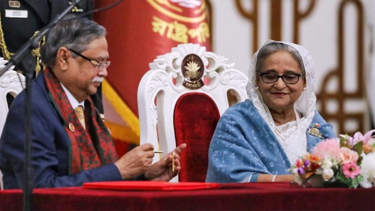बांग्लादेश ने अवामी लीग के छात्र विंग पर लगाया प्रतिबंध, शेख हसीना की पार्टी पर भी संकट: जानिए अब राष्ट्रपति के खिलाफ क्यों हो रहा प्रदर्शन, क्यों माँग रहे इस्तीफा