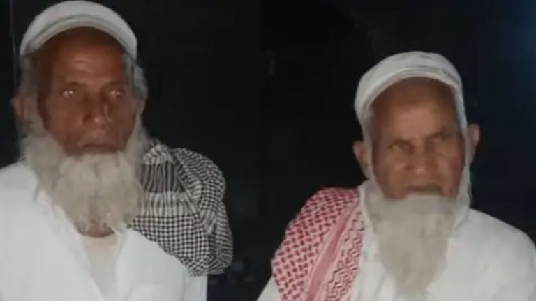 मुस्लिम भाइयों ने राम मंदिर में घुसकर पढ़ी नमाज, पुजारी बोले- रोका फिर भी मटके में रखे पानी से धोए हाथ-पैर, 20 मिनट तक परिसर में रहे: पुलिस ने नोटिस देकर छोड़ा