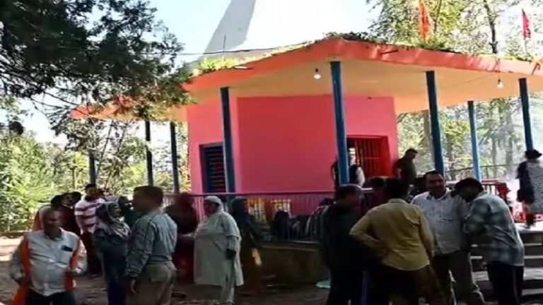 नदीमर्ग के अर्धनारीश्वर मंदिर में भगवान की प्रतिमा स्थापित, 20 साल बाद कश्मीरी पंडितों ने की पूजा-अर्चना: प्रशासन ने बताया नए युग की शुरुआत, सुविधाओं का होगा विकास
