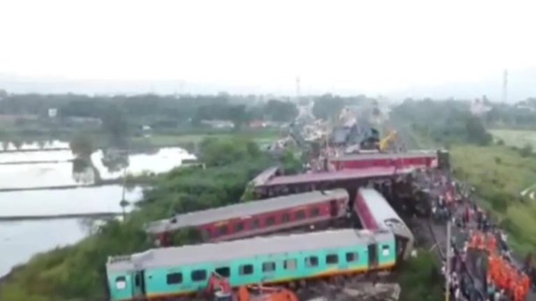 75 किमी की रफ्तार से आ रही बागमती एक्सप्रेस ने मालगाड़ी में मारी टक्कर: तमिलनाडु में रेल हादसा, 12 डिब्बे पटरी से उतरे, 19 घायल