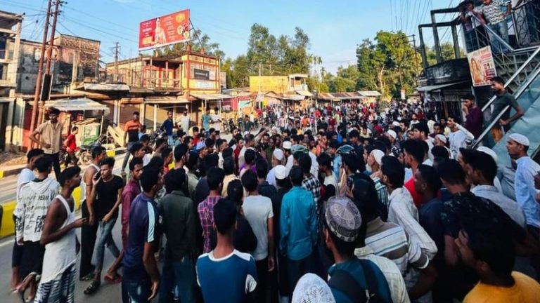 दुर्गापूजा का चंदा माँग रहे लोगों से मुस्लिम ड्राइवर की हुई बहस, इस्लामी कट्टरपंथियों ने हिन्दुओं के घरों-दुकानों पर कर दिया हमला: त्रिपुरा में पत्थरबाजी में पुलिसकर्मी भी घायल
