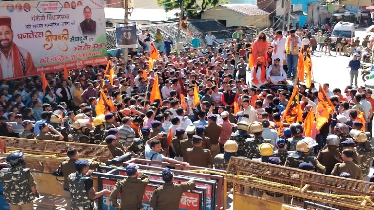 उत्तरकाशी में ‘अवैध’ मस्जिद, विरोध में हनुमान चालीसा का पाठ करते हिंदुओं पर पुलिस लाठीचार्ज, 27 घायल: वक्फ, RTI के जवाब से उपजा विवाद
