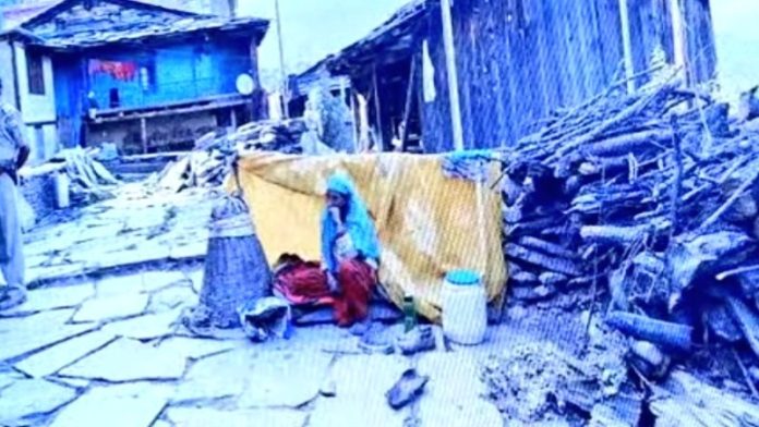 घर के बाहर बैठी महिला