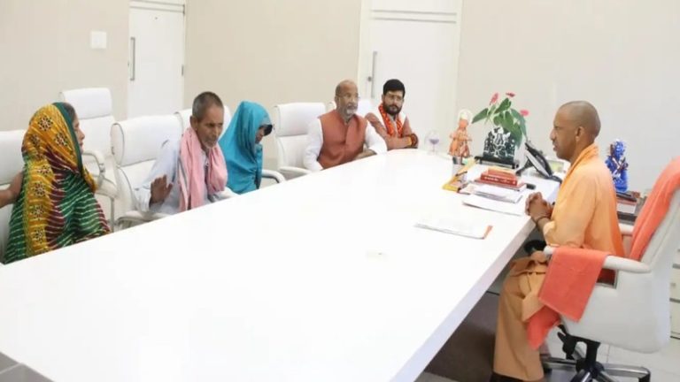 हमरे लड़िका को तड़पाय-तड़पाय के… बहराइच में हुई जिस राम गोपाल मिश्रा की हत्या उनके परिवार के साथ CM योगी ने बाँटा दर्द, न्याय का दिलाया भरोसा