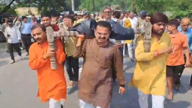 दावा- रामगोपाल मिश्रा को तलवार से भी काटा, मृत देह पर भी मुस्लिम कट्टरपंथियों ने बरसाए पत्थर: बहराइच पुलिस ने नकारा