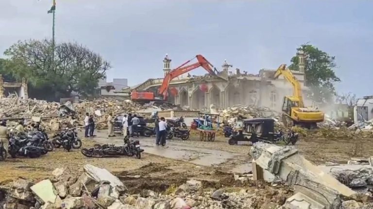 गिर सोमनाथ में बुलडोजर कार्रवाई रोकने से हाई कोर्ट का इनकार, प्रशासन ने अवैध मस्जिदों, दरगाह और कब्रों को कर दिया था समतल: औलिया-ए-दीन कमेटी ने दी थी चुनौती