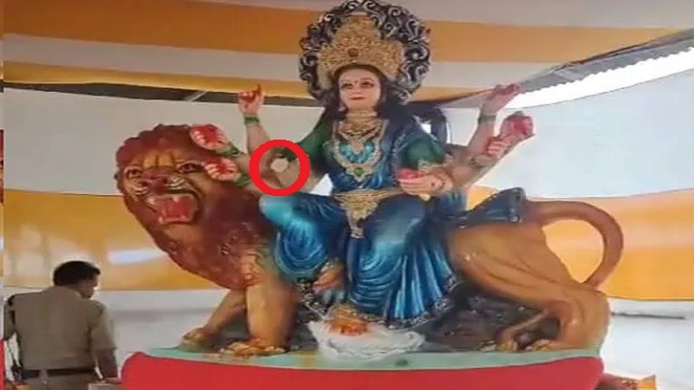 हैदराबाद में दुर्गा माता की मूर्ति तोड़ी, आरोपित को पकड़ पुलिस ने कहा- ये प्रसाद खाने आया था: लापरवाही के आरोप में आयोजकों पर किया केस दर्ज