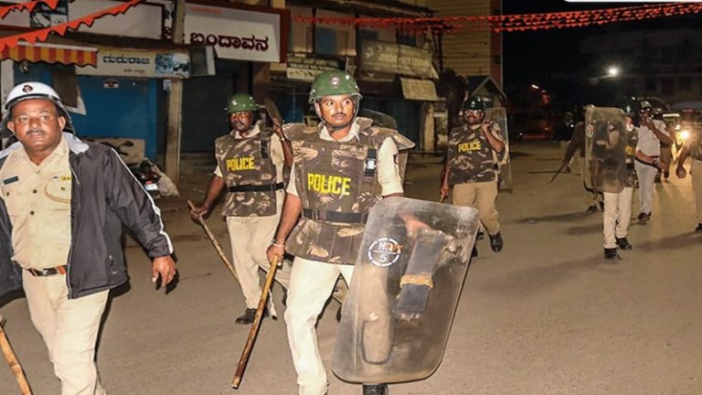 इस्लामी कट्टरपंथियों की जिस हिंसा में घायल हुए 12 पुलिसकर्मी, उसे वापस लेगी कर्नाटक की कॉन्ग्रेस सरकार: सड़क पर उतर भीड़ ने थाने, अस्पताल और मंदिर पर किया था हमला